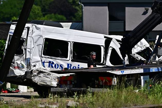 The bus is being towed away at the scene of an accident between a train and a minivan, at the railway crossing Vierhuizen, in Buggenhout, Tuesday 26 May 2026. The accident happened around 8:15 am. Four people have been killed, the driver, two children and their supervisor. According to initial reports, the level crossing was closed at the time of the accident.  DIRKxWAEM 175100234