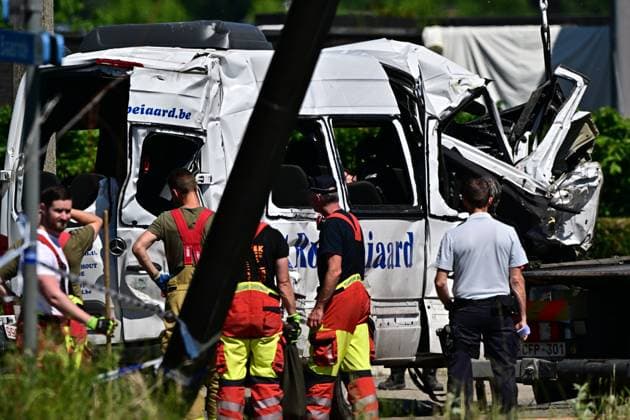The bus is being towed away at the scene of an accident between a train and a minivan, at the railway crossing Vierhuizen, in Buggenhout, Tuesday 26 May 2026. The accident happened around 8:15 am. Four people have been killed, the driver, two children and their supervisor. According to initial reports, the level crossing was closed at the time of the accident.  DIRKxWAEM 175101724