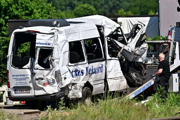 The bus is being towed away at the scene of an accident between a train and a minivan, at the railway crossing Vierhuizen, in Buggenhout, Tuesday 26 May 2026. The accident happened around 8:15 am. Four people have been killed, the driver, two children and their supervisor. According to initial reports, the level crossing was closed at the time of the accident.  DIRKxWAEM 175102121