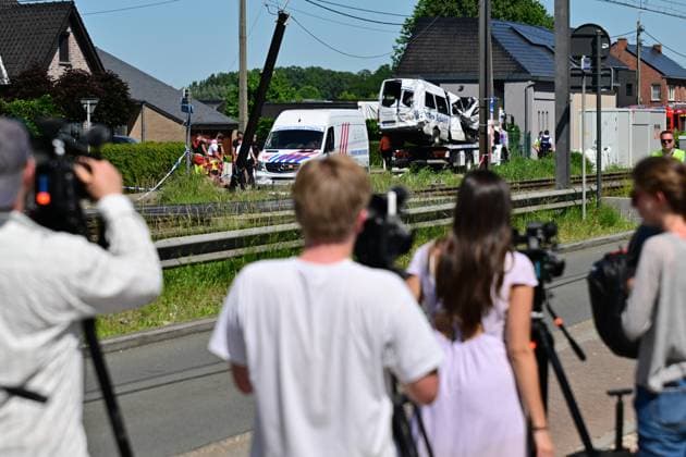 The bus is being towed away at the scene of an accident between a train and a minivan, at the railway crossing Vierhuizen, in Buggenhout, Tuesday 26 May 2026. The accident happened around 8:15 am. Four people have been killed, the driver, two children and their supervisor. According to initial reports, the level crossing was closed at the time of the accident.  DIRKxWAEM 175102239