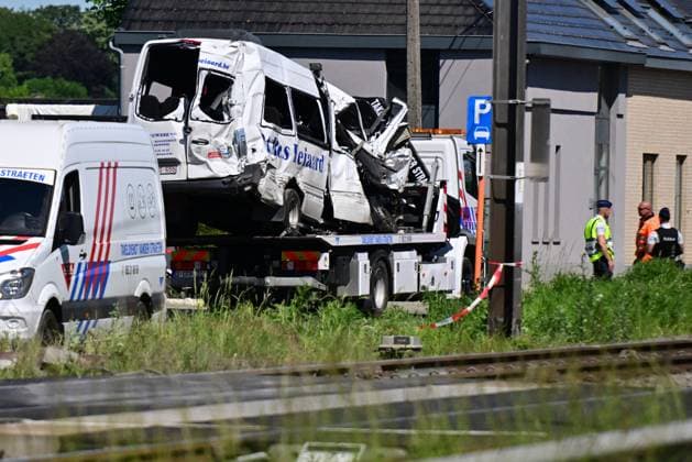 The bus is being towed away at the scene of an accident between a train and a minivan, at the railway crossing Vierhuizen, in Buggenhout, Tuesday 26 May 2026. The accident happened around 8:15 am. Four people have been killed, the driver, two children and their supervisor. According to initial reports, the level crossing was closed at the time of the accident.  DIRKxWAEM 175102243