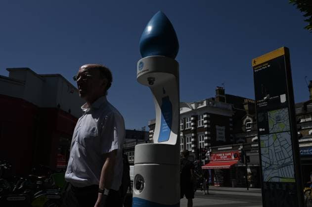 Record-breaking heat in London LONDON, UNITED KINGDOM - MAY 26: A man tries to cool down near a drinking fountain during a heatwave in London, United Kingdom on May 26, 2026. The British capital is experiencing historically high temperatures for the month of May. Rasid Necati Aslim Anadolu London United Kingdom. Editorial use only. Please get in touch for any other usage.  Copyright: x2026xAnadoluxRasidxNecatixAslimx