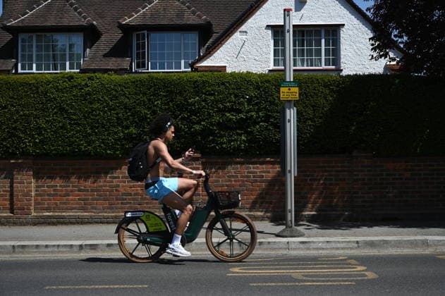 Record-breaking heat in London LONDON, UNITED KINGDOM - MAY 26: A man rides a bcycle during a heatwave in London, United Kingdom on May 26, 2026. The British capital is experiencing historically high temperatures for the month of May. Rasid Necati Aslim Anadolu London United Kingdom. Editorial use only. Please get in touch for any other usage.  Copyright: x2026xAnadoluxRasidxNecatixAslimx