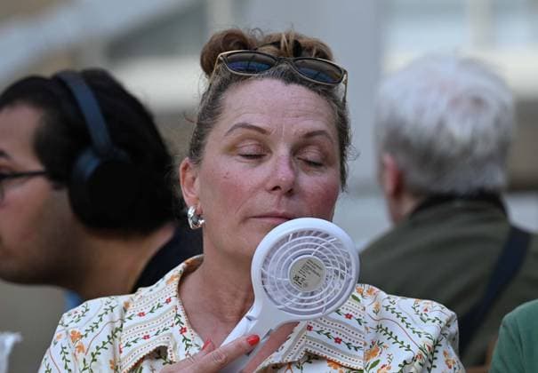 Record-breaking heat in London LONDON, UNITED KINGDOM - MAY 26: A woman tries to cool down with a portable electric fan during a heatwave in London, United Kingdom on May 26, 2026. The British capital is experiencing historically high temperatures for the month of May. Rasid Necati Aslim Anadolu London United Kingdom. Editorial use only. Please get in touch for any other usage.  Copyright: x2026xAnadoluxRasidxNecatixAslimx