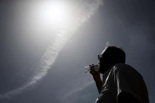 grosses chaleurs a Caen PHOTOPQR OUEST FRANCE Charles BURY CAEN 26 05 2026 Un homme boire de leau au soleil Illustration des grosses chaleurs et canicule qui sagent sur la France pendant quelques jours, ici a Caen Calvados Photo Charles Bury Ouest France Heatwave in France, here Caen in Normandy CAEN France  Copyright: xPHOTOPQR OUESTxFRANCE MAXPPPxCharlesxBURYx 20260526OFR2276 20260526OFR2276