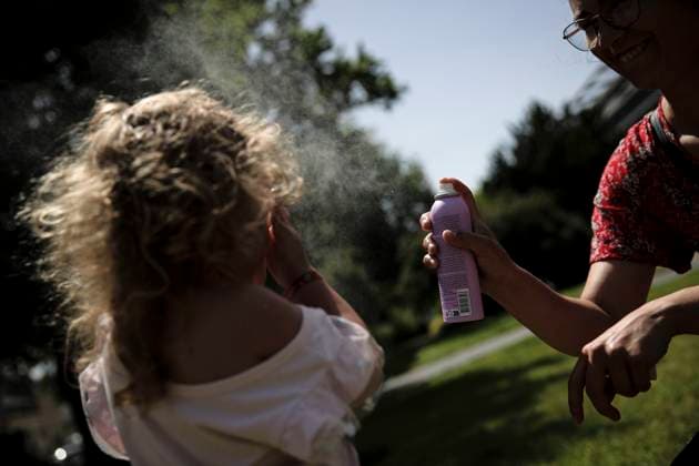 grosses chaleurs a Caen PHOTOPQR OUEST FRANCE Charles BURY CAEN 26 05 2026 Une mère utilise un brumisateur deau sur sa fille Illustration of the heatwave in France, here Caen in Normandy CAEN France Photo Charles Bury Ouest France Heatwave in France, here Caen in Normandy CAEN France  Copyright: xPHOTOPQR OUESTxFRANCE MAXPPPxCharlesxBURYx 20260526OFR2278 20260526OFR2278