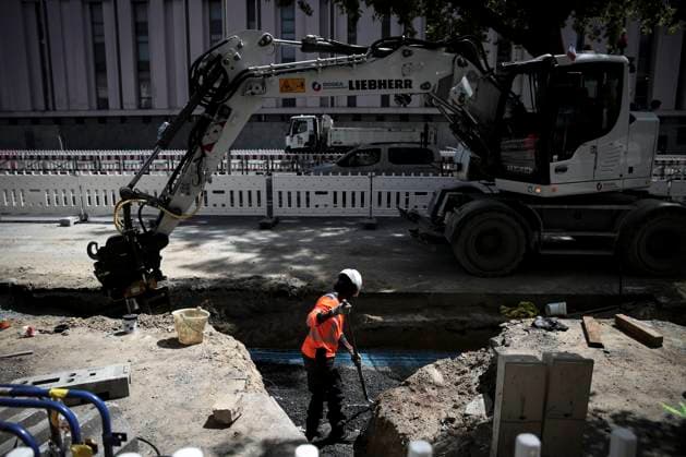 grosses chaleurs a Caen chantier PHOTOPQR OUEST FRANCE Charles BURY CAEN 26 05 2026 Des ouvriers sur un chantier travaillent en plein soleil Illustration des grosses chaleurs et canicule qui sabattent sur la France pendant quelques jours, ici a Caen Calvados Photo Charles Bury Ouest France workers during heatwave in France, here Caen in Normandy CAEN France  Copyright: xPHOTOPQR OUESTxFRANCE MAXPPPxCharlesxBURYx 20260526OFR2282 20260526OFR2282