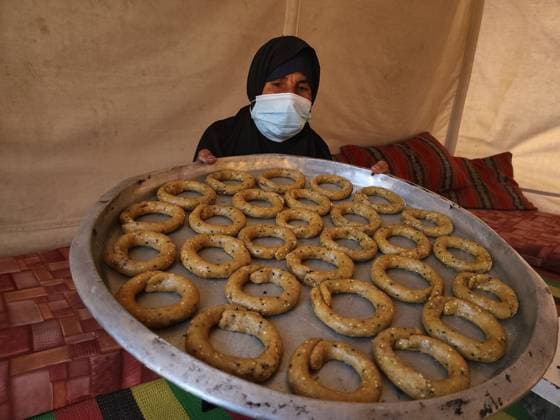 Eid traditions continue to be kept alive in Gaza KHAN YUNIS, GAZA, PALESTINE - MAY 26: A Palestinian woman shows a tray of cookies as they prepare traditional Eid cookies made with dates and in ring shapes under difficult conditions made as preparations for Eid al-Adha continue in Khan Yunis, Gaza, Palestine, on May 26, 2026. Hani Alshaer Anadolu Khan Yunis Gaza. Editorial use only. Please get in touch for any other usage.  Copyright: x2026xAnadoluxHanixAlshaerx