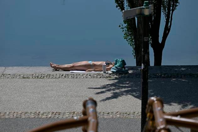 Heatwave in Lyon May 26, 2026 PHOTOPQR LE PROGRES Joël PHILIPPON Lyon 05 26, 2026 Heatwave in Lyon May 26, 2026 Here a person prepares for summer tanning Heat and heatwave in Lyon Lyon residents try to protect themselves and stay cool Heatwave in France, Lyon Lyon Rhône Alpes France  Copyright: xPHOTOPQR LExPROGRES MAXPPPxJoëlxPHILIPPONx 20260526LPL2320 20260526LPL2320