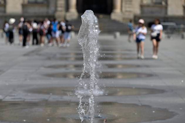 Heatwave in Lyon May 26, 2026 PHOTOPQR LE PROGRES Joël PHILIPPON Lyon 05 26, 2026 Heatwave in Lyon May 26, 2026 Place des Terreaux Heat and heatwave in Lyon The people of Lyon try to protect themselves and stay cool Heatwave in France, Lyon Lyon Rhône Alpes France  Copyright: xPHOTOPQR LExPROGRES MAXPPPxJoëlxPHILIPPONx 20260526LPL2328 20260526LPL2328
