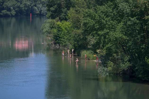 Heatwave in Lyon May 26, 2026 PHOTOPQR LE PROGRES Joël PHILIPPON Lyon 05 26, 2026 Heatwave in Lyon May 26, 2026 Here at the Churchill Bridge, despite the ban on swimming as it is too dangerous, some people brave the danger and swim in the Rhône Heat and heatwave in Lyon The people of Lyon try to protect themselves and stay cool Heatwave in France, Lyon Rhône Alpes France  Copyright: xPHOTOPQR LExPROGRES MAXPPPxJoëlxPHILIPPONx 20260526LPL2330 20260526LPL2330