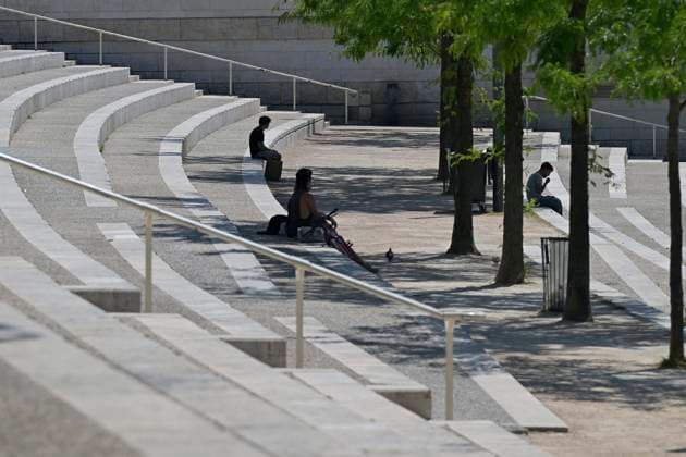 Heatwave in Lyon May 26, 2026 PHOTOPQR LE PROGRES Joël PHILIPPON Lyon 05 26, 2026 Heatwave in Lyon May 26, 2026 Heat and heatwave in Lyon Lyon residents try to protect themselves and stay cool Heatwave in France, Lyon Lyon Rhône Alpes France  Copyright: xPHOTOPQR LExPROGRES MAXPPPxJoëlxPHILIPPONx 20260526LPL2333 20260526LPL2333