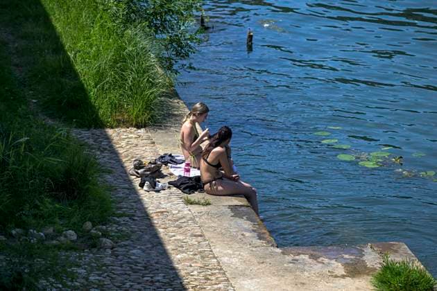 Heatwave in Lyon May 26, 2026 PHOTOPQR LE PROGRES Joël PHILIPPON Lyon 05 26, 2026 Heatwave in Lyon May 26, 2026 On the banks of the Saône two friends are looking for coolness Heat and heatwave in Lyon The people of Lyon try to protect themselves and stay cool Heatwave in France, Lyon Lyon Rhône Alpes France  Copyright: xPHOTOPQR LExPROGRES MAXPPPxJoëlxPHILIPPONx 20260526LPL2334 20260526LPL2334