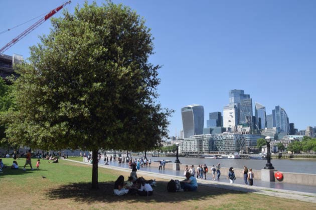 May 26, 2026, London, England, United Kingdom: People shelter from the scorching sun under a tree in Potters Fields Park next to Tower Bridge with a view of the City of London skyline as temperatures soar in the capital. The UK recorded its hottest ever day in May yesterday. London United Kingdom  - ZUMAv130 20260526_zip_v130_009 Copyright: xVukxValcicx