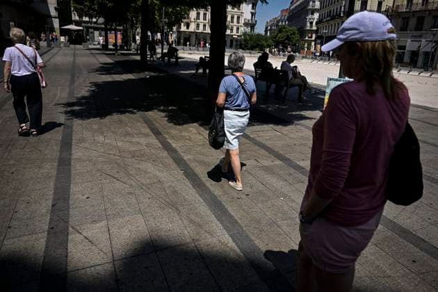 Heatwave in Lyon on May 26, 2026 PHOTOPQR LE PROGRES Maxime JEGAT Lyon 26 05 2026 Heatwave in Lyon on May 26, 2026 Passers-by in the streets of Lyon during a heatwave Heatwave in France, Lyon on May 26, 2026 Lyon Rhône Alpes France  Copyright: xPHOTOPQR LExPROGRES MAXPPPxMaximexJEGATx 20260526LPL2428 20260526LPL2428