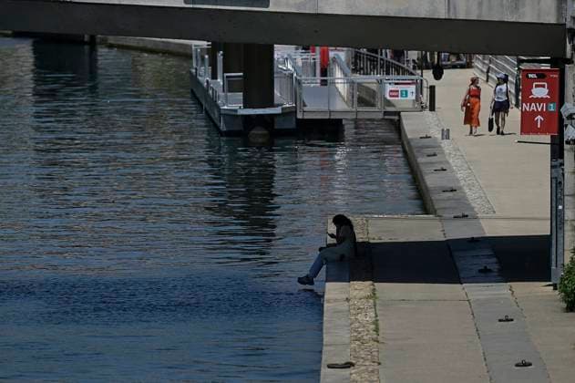 Heatwave in Lyon on May 26, 2026 PHOTOPQR LE PROGRES Maxime JEGAT Lyon 26 05 2026 Heatwave in Lyon on May 26, 2026 Passers-by under a bridge in Lyon during a heatwave Heatwave in France, Lyon on May 26, 2026 Lyon Rhône Alpes France  Copyright: xPHOTOPQR LExPROGRES MAXPPPxMaximexJEGATx 20260526LPL2429 20260526LPL2429