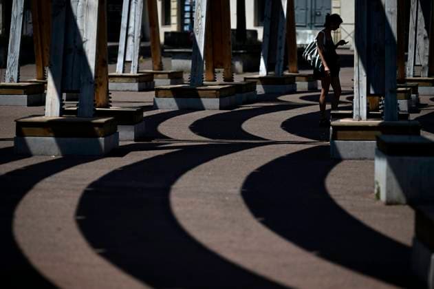Heatwave in Lyon on May 26, 2026 PHOTOPQR LE PROGRES Maxime JEGAT Lyon 26 05 2026 Heatwave in Lyon on May 26, 2026 Passers-by under work Urban fabric Place Bellecour in Lyon during a heatwave Heatwave in France, Lyon on May 26, 2026 Lyon Rhône Alpes France  Copyright: xPHOTOPQR LExPROGRES MAXPPPxMaximexJEGATx 20260526LPL2431 20260526LPL2431