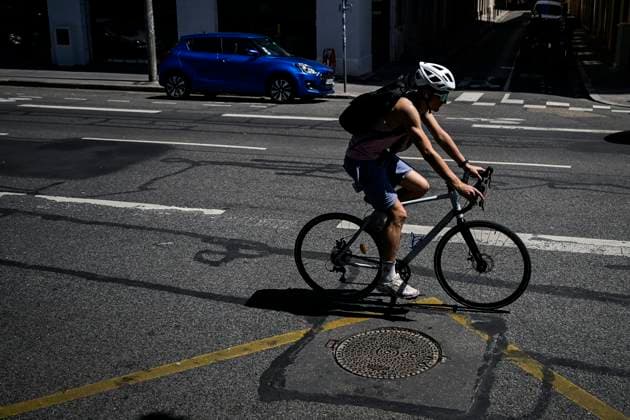 Heatwave in Lyon on May 26, 2026 PHOTOPQR LE PROGRES Maxime JEGAT Lyon 26 05 2026 Heatwave in Lyon on May 26, 2026 Cyclist in the heat in the streets of Lyon during a heatwave Heatwave in France, Lyon on May 26, 2026 Lyon Rhône Alpes France  Copyright: xPHOTOPQR LExPROGRES MAXPPPxMaximexJEGATx 20260526LPL2434 20260526LPL2434