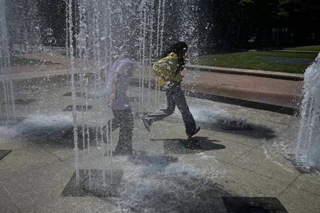 Heatwave in Lyon on May 26, 2026 PHOTOPQR LE PROGRES Maxime JEGAT Lyon 26 05 2026 Heatwave in Lyon on May 26, 2026 Two teenage girls in the fountain at Place Antonin Poncet in Lyon during a heatwave Heatwave in France, Lyon on May 26, 2026 Lyon Rhône Alpes France  Copyright: xPHOTOPQR LExPROGRES MAXPPPxMaximexJEGATx 20260526LPL2436 20260526LPL2436