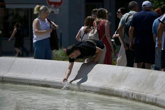 Heatwave in Lyon on May 26, 2026 PHOTOPQR LE PROGRES Maxime JEGAT Lyon 26 05 2026 Heatwave in Lyon on May 26, 2026 A man cools off in the fountain at Place des Jacobins in Lyon during a heatwave Heatwave in France, Lyon on May 26, 2026 Lyon Rhône Alpes France  Copyright: xPHOTOPQR LExPROGRES MAXPPPxMaximexJEGATx 20260526LPL2441 20260526LPL2441