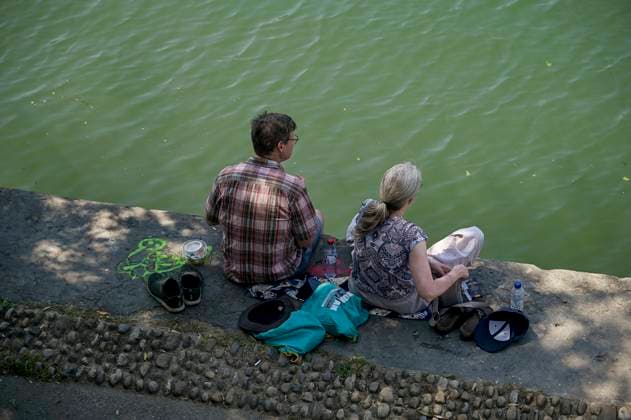 Heatwave in Lyon on May 26, 2026 PHOTOPQR LE PROGRES Maxime JEGAT Lyon 26 05 2026 Heatwave in Lyon on May 26, 2026 A man and a woman in the shade on the quays of the Saône in Lyon during a heatwave Heatwave in France, Lyon on May 26, 2026 Lyon Rhône Alpes France  Copyright: xPHOTOPQR LExPROGRES MAXPPPxMaximexJEGATx 20260526LPL2442 20260526LPL2442