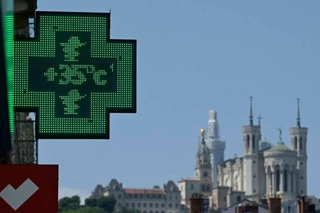 Heatwave in Lyon on May 26, 2026 PHOTOPQR LE PROGRES Maxime JEGAT Lyon 26 05 2026 Heatwave in Lyon on May 26, 2026 A pharmacy thermometer reads 35 degrees in Lyon during a heatwave Heatwave in France, Lyon on May 26, 2026 Lyon Rhône Alpes France  Copyright: xPHOTOPQR LExPROGRES MAXPPPxMaximexJEGATx 20260526LPL2444 20260526LPL2444