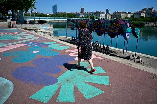 Heatwave in Lyon on May 26, 2026 PHOTOPQR LE PROGRES Maxime JEGAT Lyon 26 05 2026 Heatwave in Lyon on May 26, 2026 Passers-by in the streets of Lyon during a heatwave Heatwave in France, Lyon on May 26, 2026 Lyon Rhône Alpes France  Copyright: xPHOTOPQR LExPROGRES MAXPPPxMaximexJEGATx 20260526LPL2447 20260526LPL2447