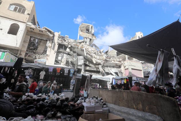 Palestinians walk through Gaza City market ahead of Eid al-Adha Palestinians walk through Al-Zawiya market in Gaza City on May 26, 2026, ahead of Eid al-Adha, as vendors display goods on temporary stalls. The market witnessed weak consumer demand and declining purchasing power amid worsening economic conditions caused by the ongoing war. Photo by Bilal Osama apaimages Gaza city Gaza Strip Palestinian Territory 260526_Gaza_BO_01(21) Copyright: xapaimagesxBilalxOsamax xapaimagesx