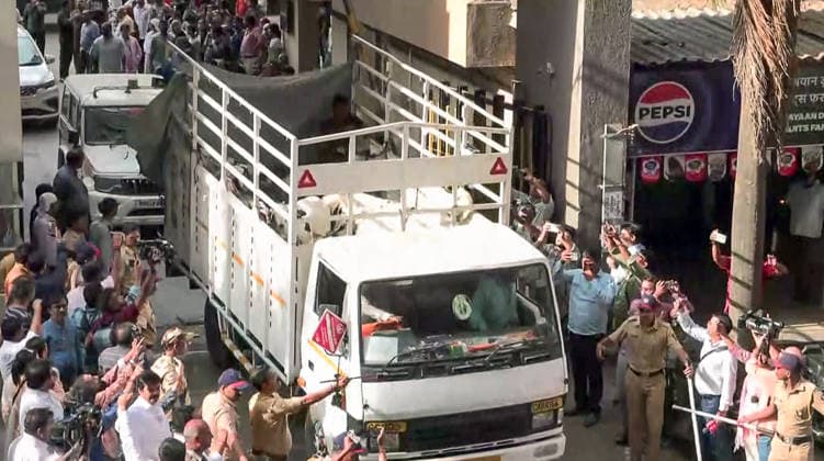 RECORD DATE NOT STATED Hindu Community Holds Protest at Mira road Mumbai, May 26 (ANI): Goats are being taken out of the Poonam Cluster Society in Mumbai™s Mira Road after clashes erupted over having goats inside the premises for sacrifice during the festival of Eid Al-Adha, in Mumbai on Tuesday. Heavy police deployment to maintain peace. (ANI Video Grab) Mumbai Mahararashtra India Copyright: xANIx ANI_20260526346