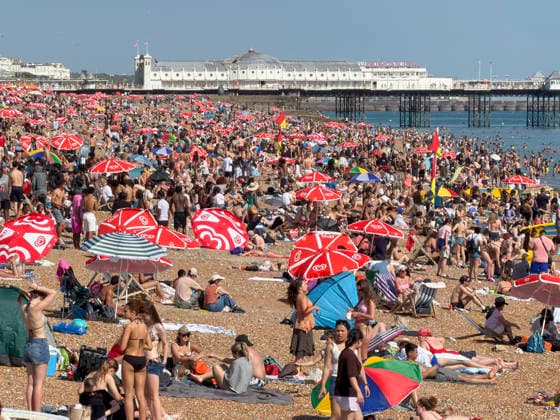 May 26, 2026, Brighton, West Sussex, UK: Brighton, UK. Members of the public pack out Brighton Beach in West Sussex, on what is expected to be another record breaking day for May temperatures in the UK. Brighton UK  - ZUMAl94_ 20260526_zaf_l94_082 Copyright: xHugoxMichielsx