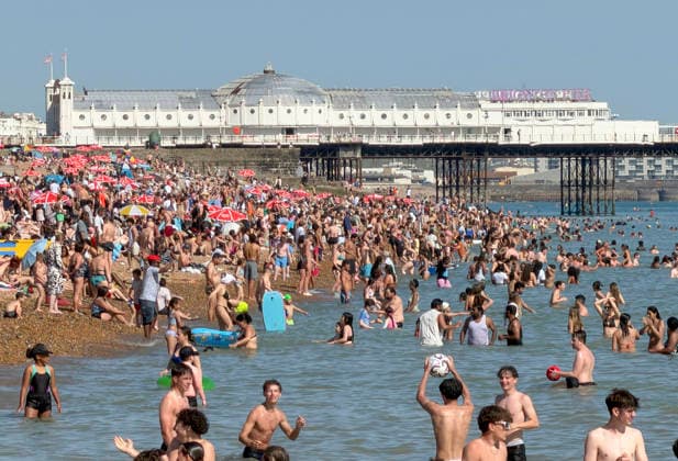May 26, 2026, Brighton, West Sussex, UK: Brighton, UK. Members of the public pack out Brighton Beach in West Sussex, on what is expected to be another record breaking day for May temperatures in the UK. Brighton UK  - ZUMAl94_ 20260526_zaf_l94_084 Copyright: xHugoxMichielsx