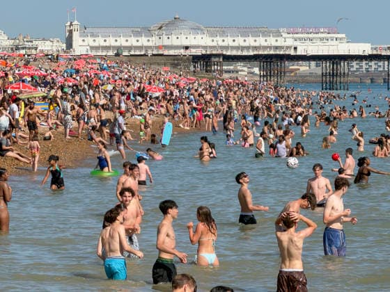 May 26, 2026, Brighton, West Sussex, UK: Brighton, UK. Members of the public pack out Brighton Beach in West Sussex, on what is expected to be another record breaking day for May temperatures in the UK. Brighton UK  - ZUMAl94_ 20260526_zaf_l94_079 Copyright: xHugoxMichielsx