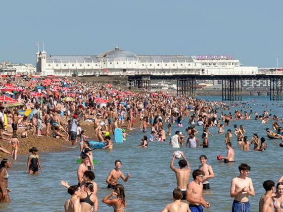 May 26, 2026, Brighton, West Sussex, UK: Brighton, UK. Members of the public pack out Brighton Beach in West Sussex, on what is expected to be another record breaking day for May temperatures in the UK. Brighton UK  - ZUMAl94_ 20260526_zaf_l94_081 Copyright: xHugoxMichielsx