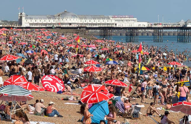 May 26, 2026, Brighton, West Sussex, UK: Brighton, UK. Members of the public pack out Brighton Beach in West Sussex, on what is expected to be another record breaking day for May temperatures in the UK. Brighton UK  - ZUMAl94_ 20260526_zaf_l94_083 Copyright: xHugoxMichielsx