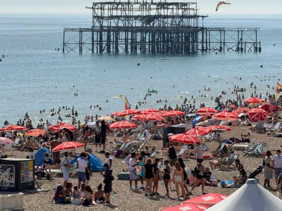 May 26, 2026, Brighton, West Sussex, UK: Brighton, UK. Members of the public pack out Brighton Beach in West Sussex, on what is expected to be another record breaking day for May temperatures in the UK. Brighton UK  - ZUMAl94_ 20260526_zaf_l94_078 Copyright: xHugoxMichielsx