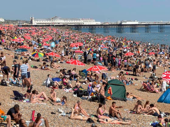 May 26, 2026, Brighton, West Sussex, UK: Brighton, UK. Members of the public pack out Brighton Beach in West Sussex, on what is expected to be another record breaking day for May temperatures in the UK. Brighton UK  - ZUMAl94_ 20260526_zaf_l94_076 Copyright: xHugoxMichielsx