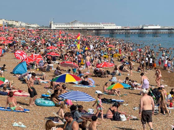 May 26, 2026, Brighton, West Sussex, UK: Brighton, UK. Members of the public pack out Brighton Beach in West Sussex, on what is expected to be another record breaking day for May temperatures in the UK. Brighton UK  - ZUMAl94_ 20260526_zaf_l94_077 Copyright: xHugoxMichielsx