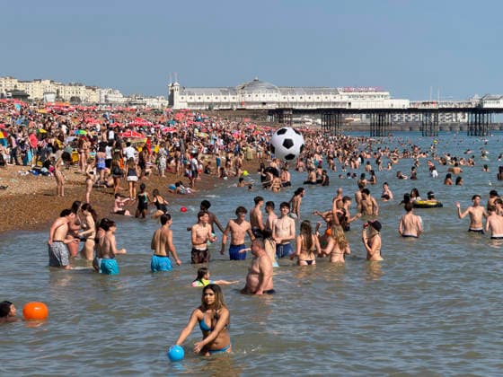 May 26, 2026, Brighton, West Sussex, UK: Brighton, UK. Members of the public pack out Brighton Beach in West Sussex, on what is expected to be another record breaking day for May temperatures in the UK. Brighton UK  - ZUMAl94_ 20260526_zaf_l94_085 Copyright: xHugoxMichielsx