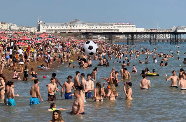May 26, 2026, Brighton, West Sussex, UK: Brighton, UK. Members of the public pack out Brighton Beach in West Sussex, on what is expected to be another record breaking day for May temperatures in the UK. Brighton UK  - ZUMAl94_ 20260526_zaf_l94_086 Copyright: xHugoxMichielsx
