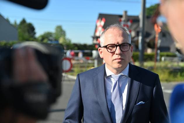 Flemish Minister-President Matthias Diependaele pictured at a visit with a tribute to the victims, on the scene of an accident between a train and a minivan, at the railway crossing Vierhuizen, in Buggenhout, Tuesday 26 May 2026. The accident happened around 8:15 am. Four people have been killed, the driver, two children and their supervisor. According to initial reports, the level crossing was closed at the time of the accident.  EMILExWINDAL 175109312