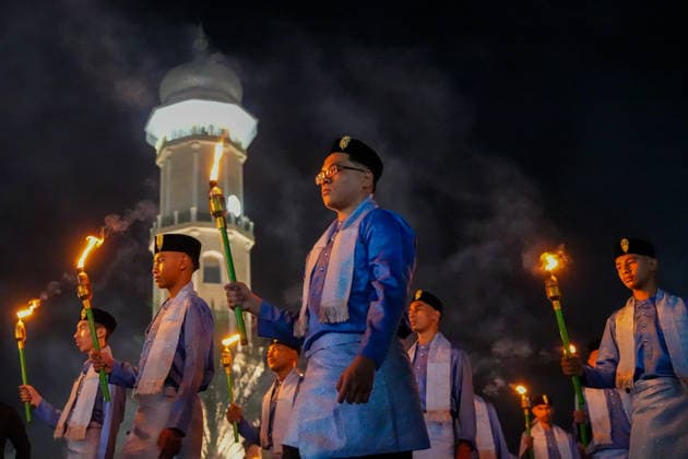May 26, 2026, Banda Aceh, Aceh, Indonesia: Dozens of groups from various villages participated in a torchlight parade around the city to celebrate Eid al-Adha in Banda Aceh, Aceh Province, Indonesia, on Tuesday. The Indonesian government has officially declared Eid al-Adha 1447 Hijriah to fall on May 27, 2026. The torchlight parade, accompanied by the recitation of the Takbir (Islamic call to prayer), has become a Muslim tradition for celebrating the holiday and is a captivating spectacle for city residents. Banda Aceh Indonesia - ZUMAi115 20260526_zip_i115_025 Copyright: xMuhammadxIqbalx
