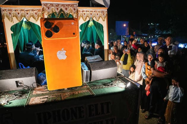 May 26, 2026, Banda Aceh, Aceh, Indonesia: Dozens of groups from various villages participated in a torchlight parade around the city to celebrate Eid al-Adha in Banda Aceh, Aceh Province, Indonesia, on Tuesday. The Indonesian government has officially declared Eid al-Adha 1447 Hijriah to fall on May 27, 2026. The torchlight parade, accompanied by the recitation of the Takbir (Islamic call to prayer), has become a Muslim tradition for celebrating the holiday and is a captivating spectacle for city residents. Banda Aceh Indonesia - ZUMAi115 20260526_zip_i115_038 Copyright: xMuhammadxIqbalx