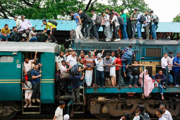 May 26, 2026, Tongi, Bangladesh: Bangladeshi Muslim passengers struggle to board an overcrowded train as they travel home ahead of the upcoming Eid al-Adha festival at a railway station in Tongi, near Dhaka, Bangladesh, Monday, May 26, 2024. Millions of people are expected to leave the capital in one of the countryÃ¢â‚¬â ¢s largest annual holiday exoduses to celebrate Eid with their families in rural areas. Tongi Bangladesh  - ZUMAd117 20260526_fap_d117_002 Copyright: xSuvraxKantixDasx