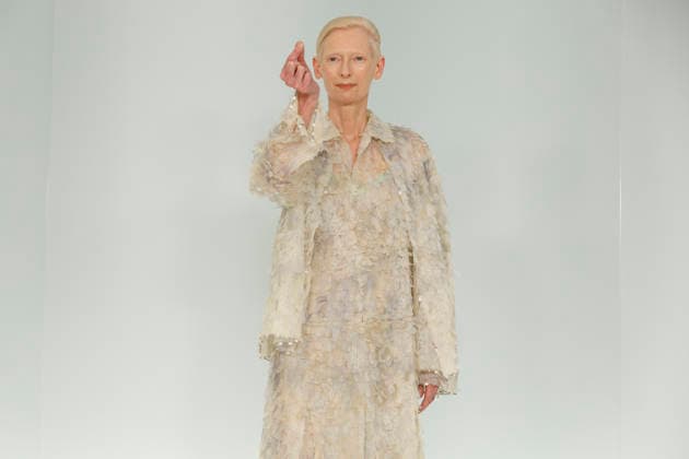 Chanel Metiers d Art 2026 Show Draws Global Stars to Seoul, South Korea British actress and Chanel brand ambassador Tilda Swinton poses for photos during the Chanel Metiers d Art 2026 show in Seoul, South Korea, on May 26, 2026. Seoul South Korea  Copyright: xMatrixxImages JungxUi-Chelx