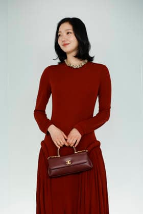 Chanel Metiers d Art 2026 Show Draws Global Stars to Seoul, South Korea South Korean actress and Chanel brand ambassador Kim Go-eun poses for photos during the Chanel Metiers d Art 2026 show in Seoul, South Korea, on May 26, 2026. Seoul South Korea  Copyright: xMatrixxImages JungxUi-Chelx