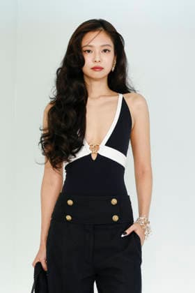 Chanel Metiers d Art 2026 Show Draws Global Stars to Seoul, South Korea Jennie of South Korean girl group BLACKPINK and Chanel global ambassador poses for photos during the Chanel Metiers d Art 2026 show in Seoul, South Korea, on May 26, 2026. Seoul South Korea  Copyright: xMatrixxImages JungxUi-Chelx