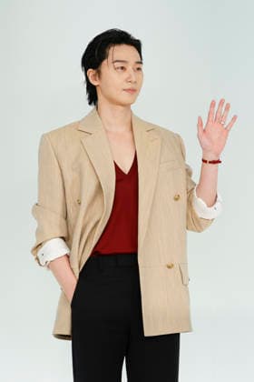 Chanel Metiers d Art 2026 Show Draws Global Stars to Seoul, South Korea South Korean actor and Chanel brand ambassador Park Seo-joon poses for photos during the Chanel Metiers d Art 2026 show in Seoul, South Korea, on May 26, 2026. Seoul South Korea  Copyright: xMatrixxImages JungxUi-Chelx