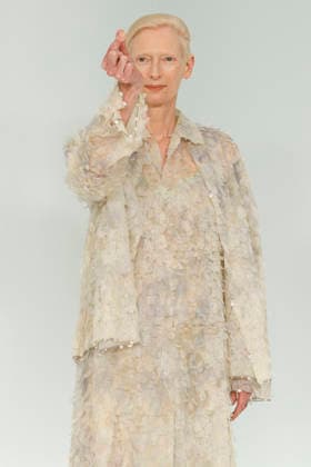 Chanel Metiers d Art 2026 Show Draws Global Stars to Seoul, South Korea British actress and Chanel brand ambassador Tilda Swinton poses for photos during the Chanel Metiers d Art 2026 show in Seoul, South Korea, on May 26, 2026. Seoul South Korea  Copyright: xMatrixxImages JungxUi-Chelx