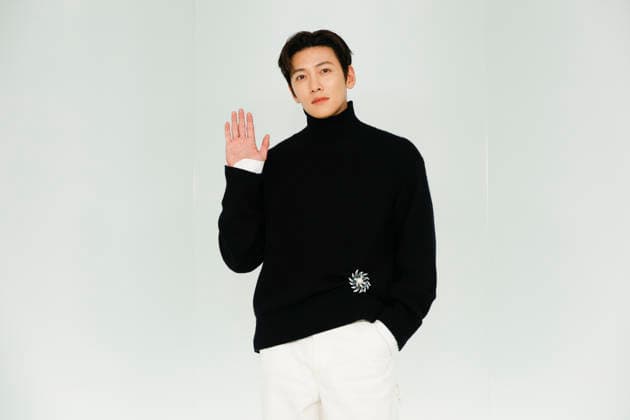 Chanel Metiers d Art 2026 Show Draws Global Stars to Seoul, South Korea South Korean actor Ji Chang-wook poses for photos during the Chanel Metiers d Art 2026 show in Seoul, South Korea, on May 26, 2026. Seoul South Korea  Copyright: xMatrixxImages JungxUi-Chelx