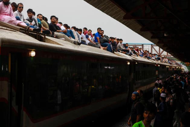 May 26, 2026, Tongi, Bangladesh: Passengers travel aboard an overcrowded train as they head home ahead of the Eid al-Adha holiday in Tongi, near Dhaka, Bangladesh, Monday, May 26, 2024. Millions of people are leaving the capital to celebrate the Muslim festival with their families across the country. Tongi Bangladesh - ZUMAd117 20260526_fap_d117_003 Copyright: xSuvraxKantixDasx